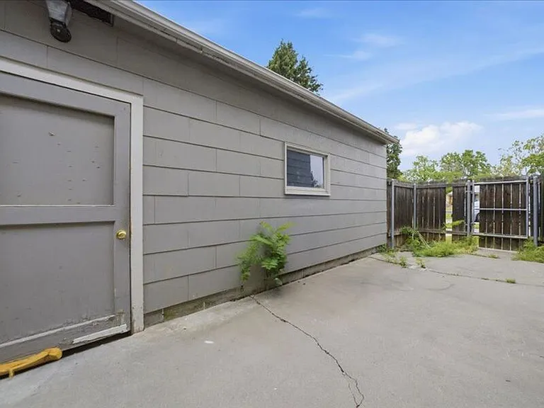 1347 Thayer Dr — Photo 19