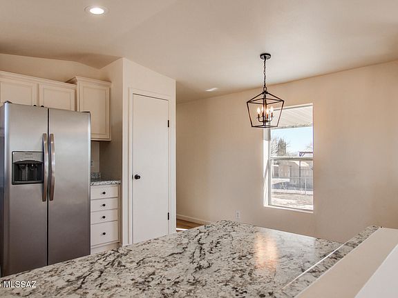 4th image of 633 N Warren Rd