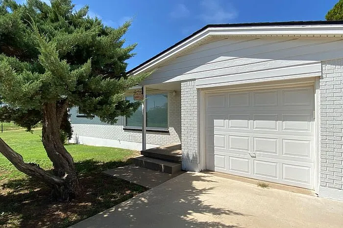 3 bed, 2.0 bath, 1253 sqft, $1,995 — Photo 3