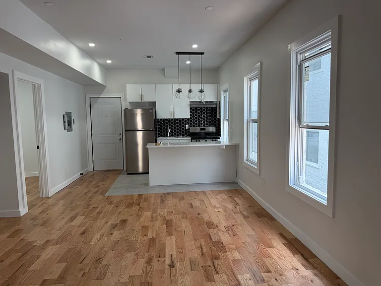 183 Woodside Ave #2F — Photo 1
