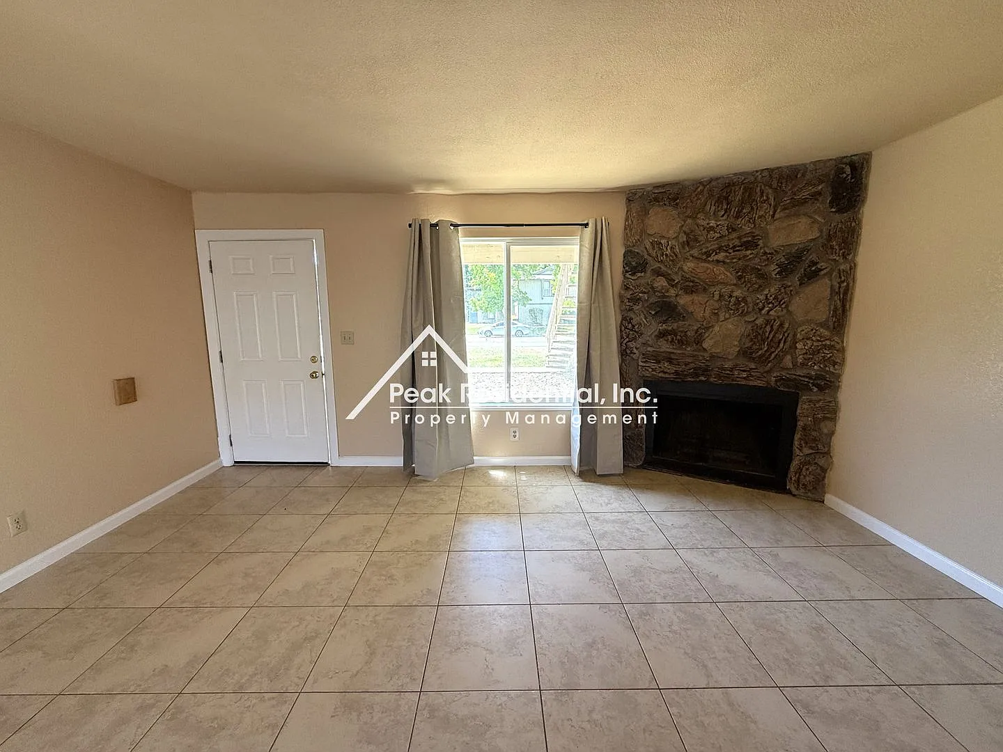 Spacious Elk Grove 3bd/2ba Triplex with Backyard — Photo 3