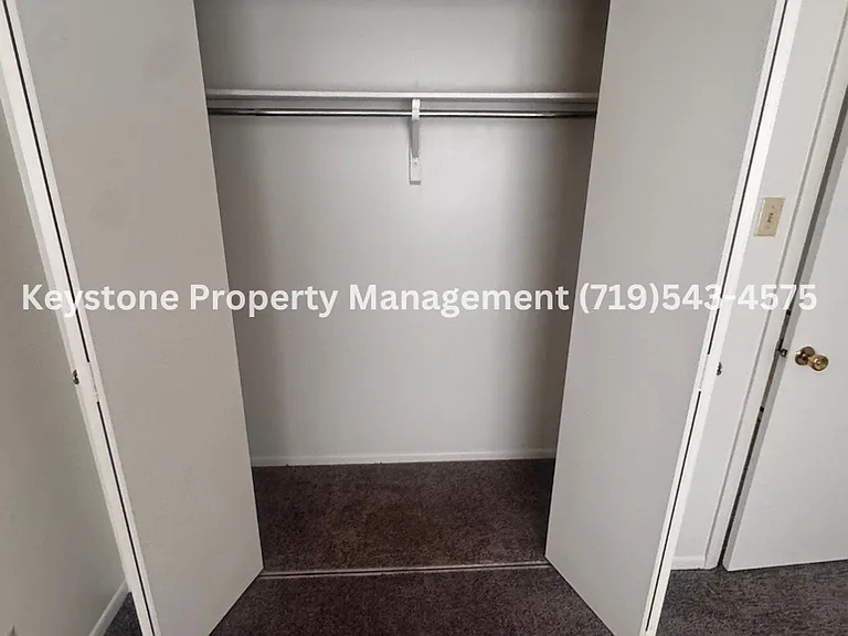 Updated 2 Bedroom Belmont Townhome with Attached Garage & Fenced Yard $1300/$1300 — Photo 12