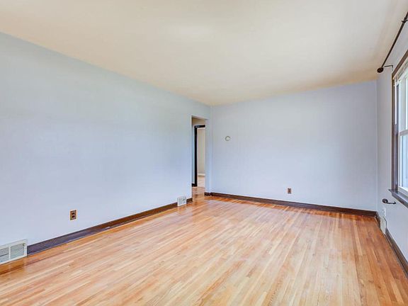3rd image of 1686 Iowa Ave E