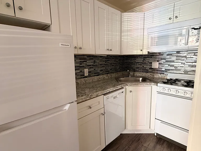 220 Fitzwater St #1F — Photo 3