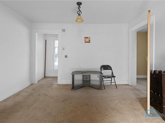 4th image of 2463 Lawrence Ave