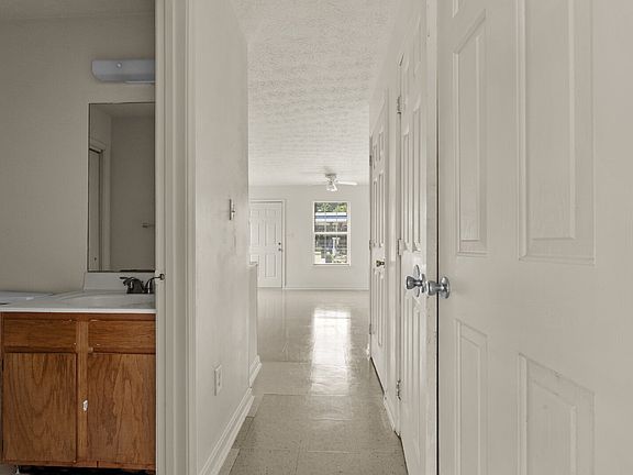 5th image of 10401 Hillpark Dr