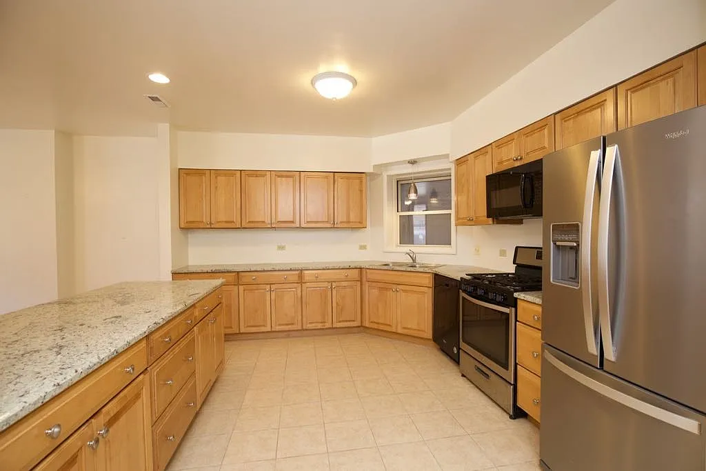 Phenomenal 4 Bed, 2 Bath at Sheridan + Columbia (Rogers Park) — Photo 2
