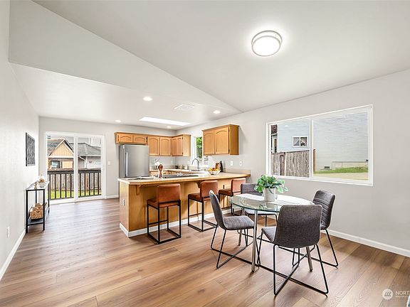 5th image of 9914 65th Drive NE