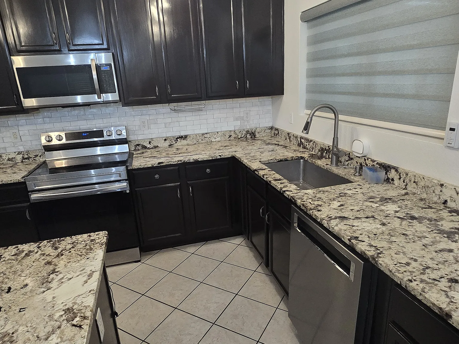 3 bed, 2.5 bath, 2200 sqft, $2,500 — Photo 2