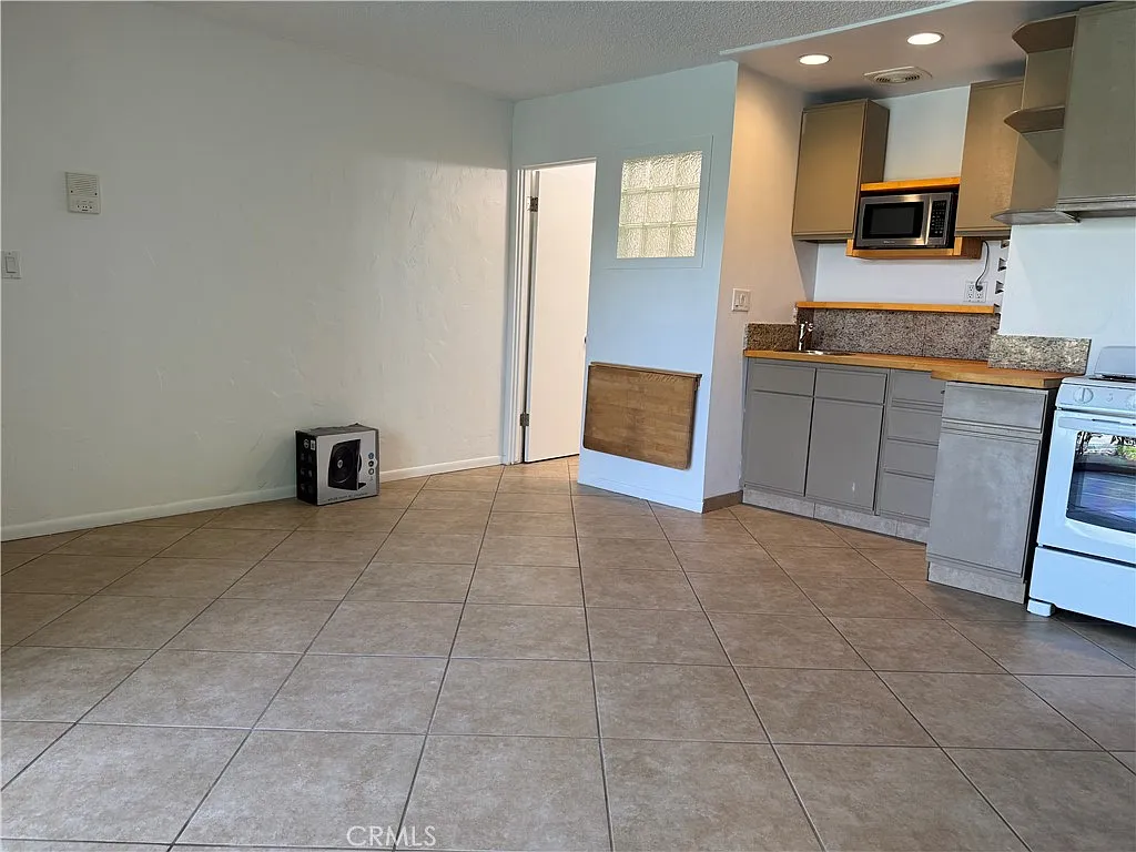 Studio, 250 sqft, $1,300 — Photo 3