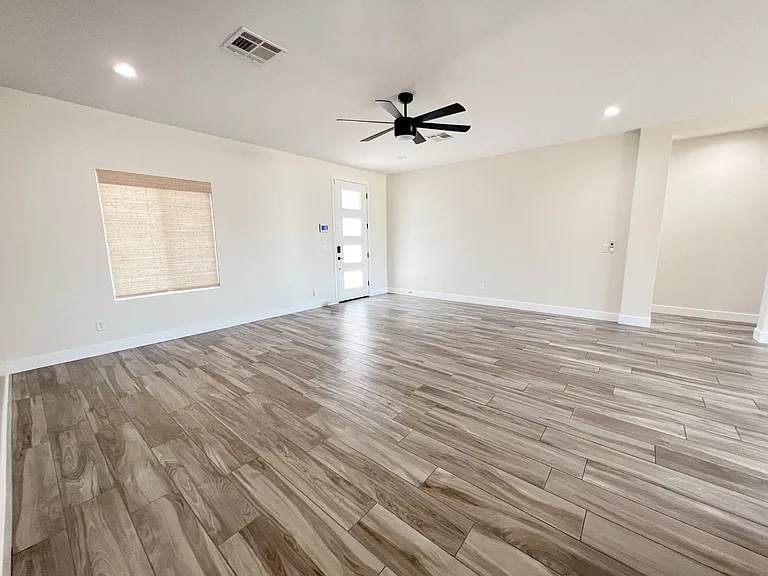 392 N Homestead Pkwy — Photo 2