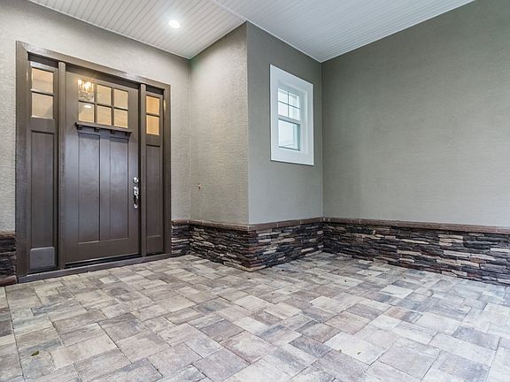 Large front porch w/ pavers