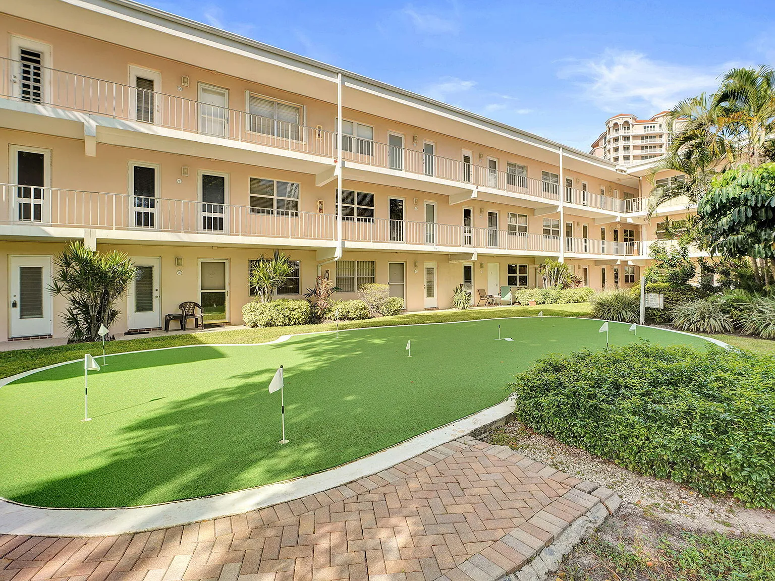 2 bed, 1.5 bath, 760 sqft, $2,500 — Photo 2