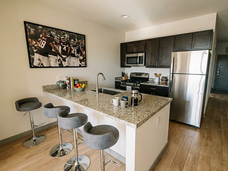 200 W Carson St — Photo 16