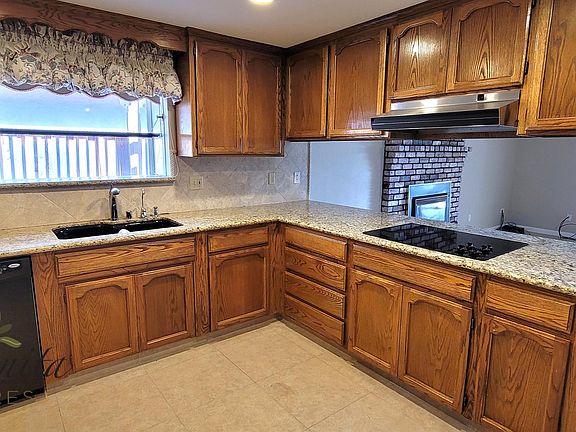 5th image of 558 Dawn Dr