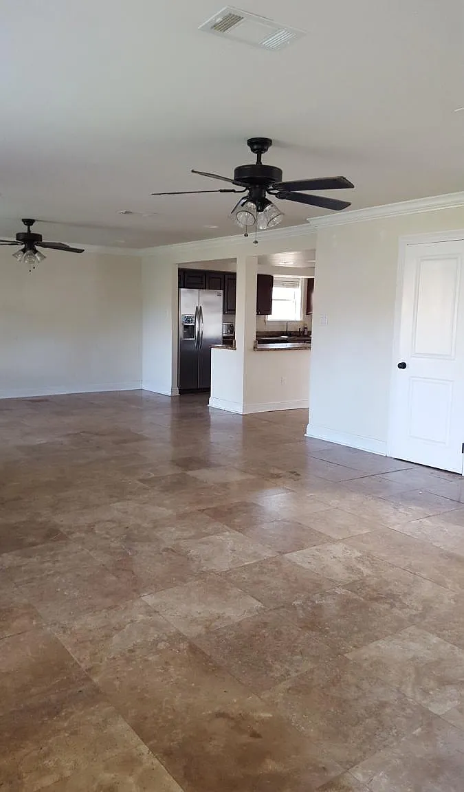 3 bed, 2.5 bath, 2500 sqft, $1,995 — Photo 4