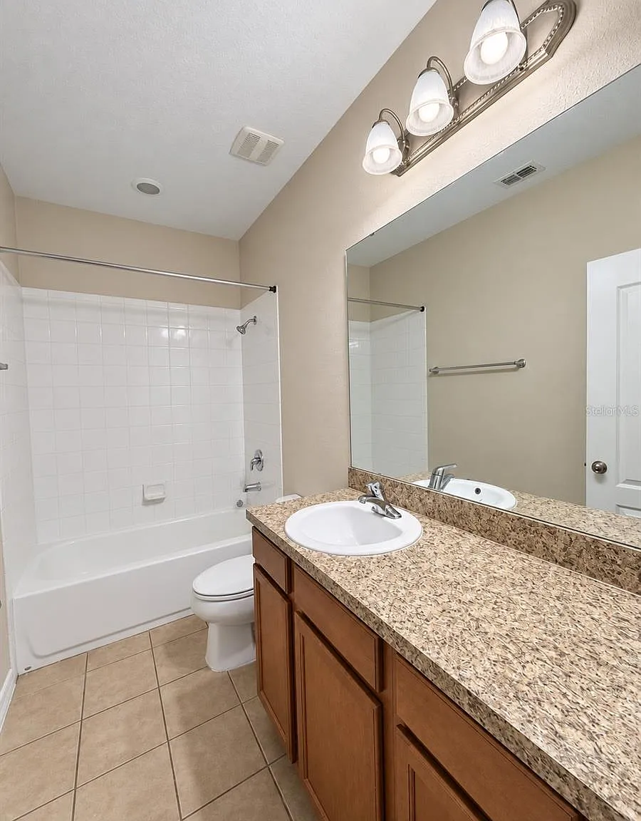 3 bed, 2.5 bath, 1476 sqft, $2,400 — Photo 4