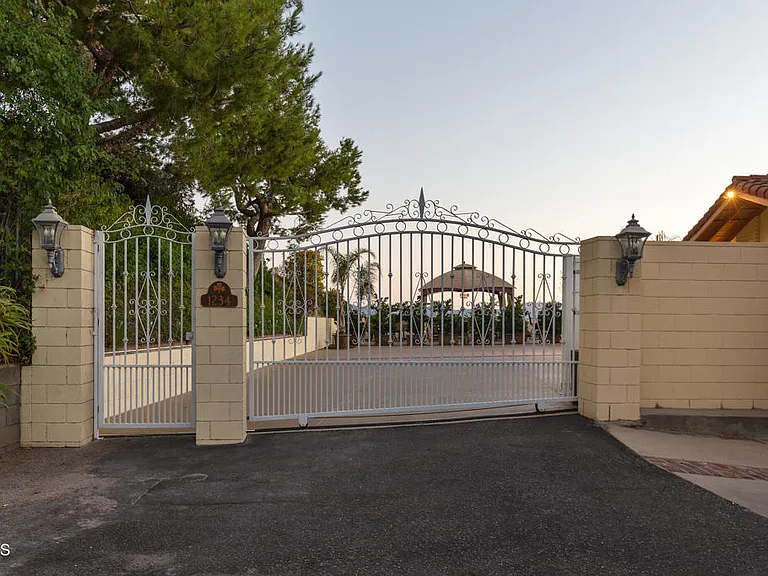 1234 E Tujunga Ave — Photo 62