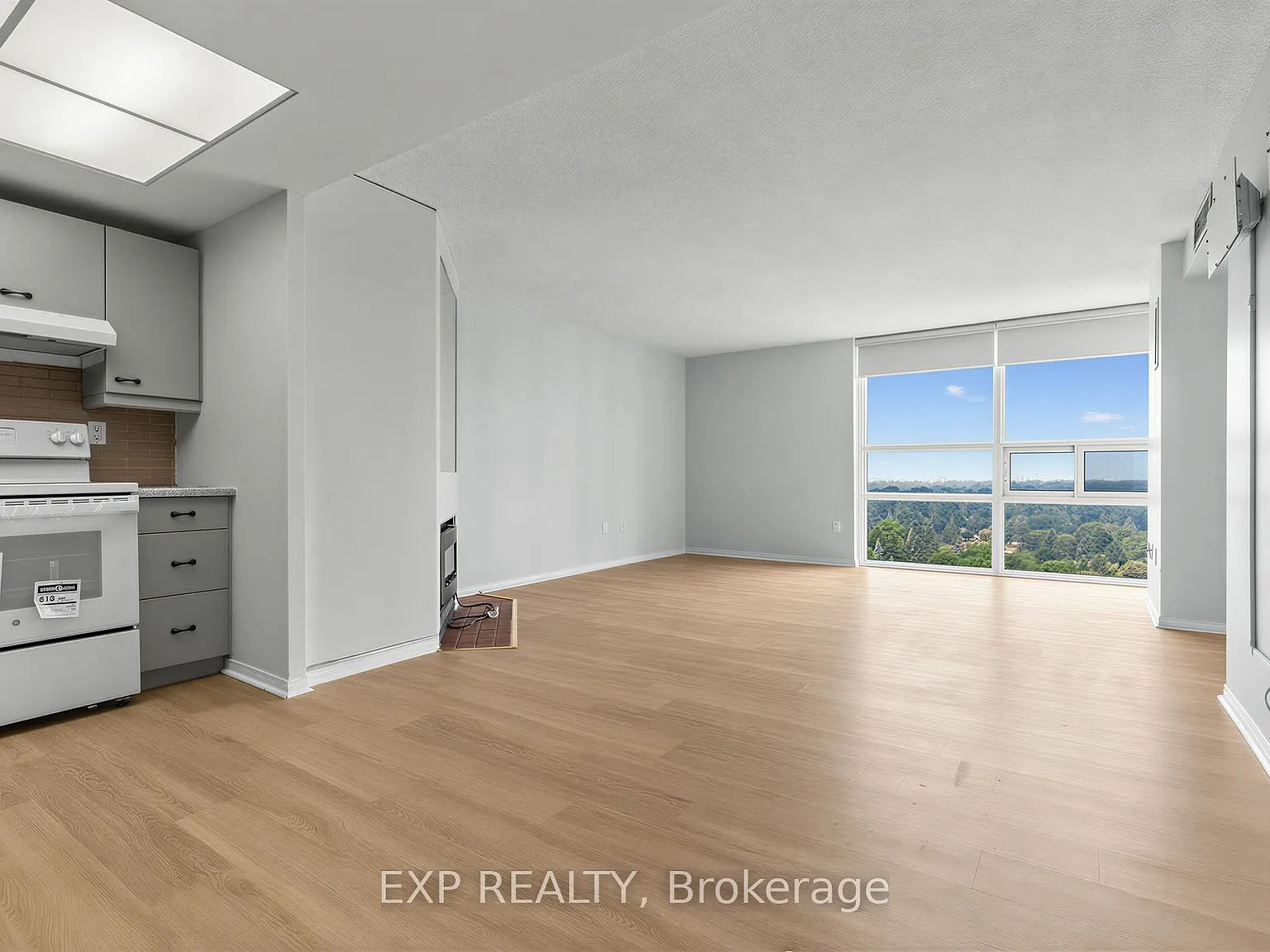 131 Beecroft Rd — Photo 3