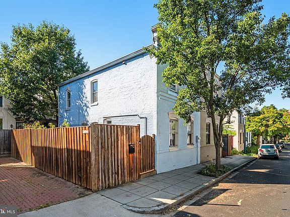 3rd image of 616 Pickford Pl NE
