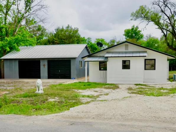 110 4th St, Ingram, TX 78025