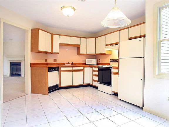 3rd image of 90 Trellis Dr