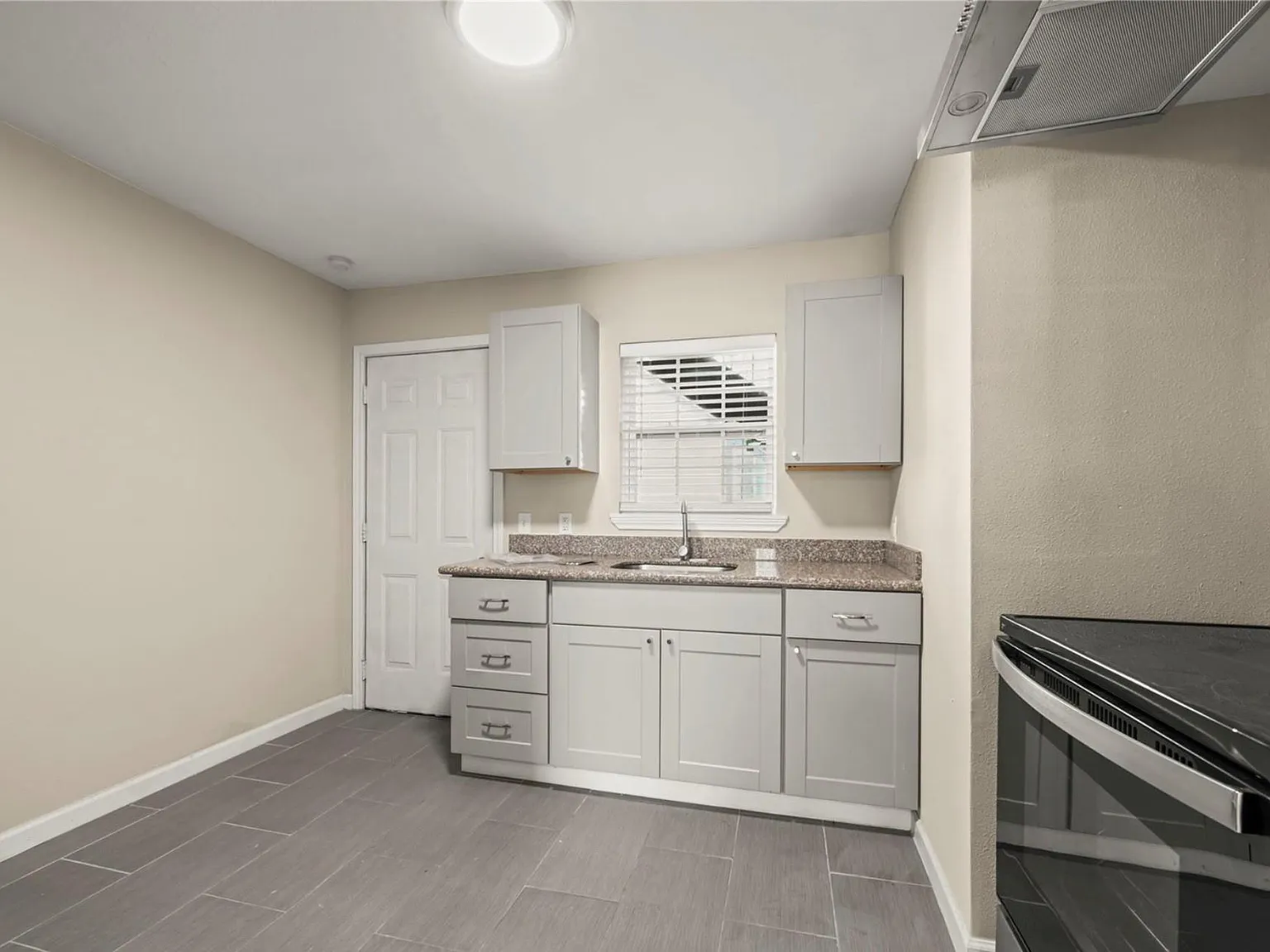 2 bed, 1.0 bath, 800 sqft, $1,055 — Photo 2