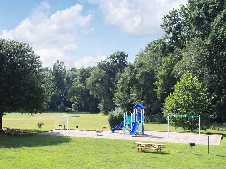 Round Hill Apartments of Chevy Chase — Photo 30