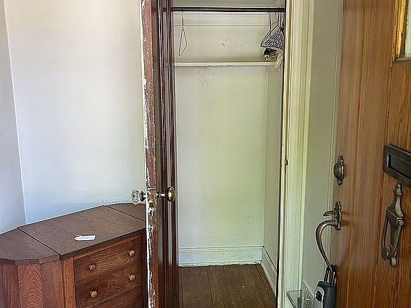 5th image of 855 Loraine St