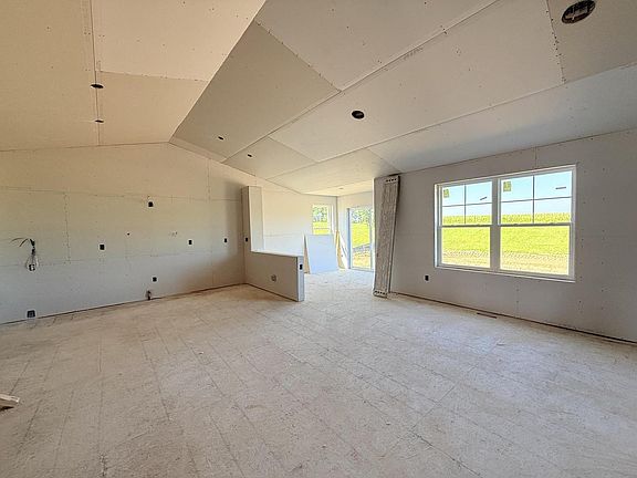 5th image of 210 Linden LANE