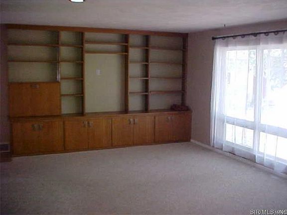 4th image of 2408 Woodcrest Dr
