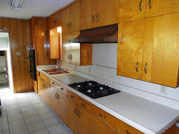 KITCHEN WITH GAS COOKTOP