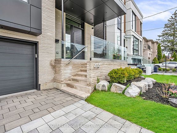 2nd image of 414 Glengarry Ave