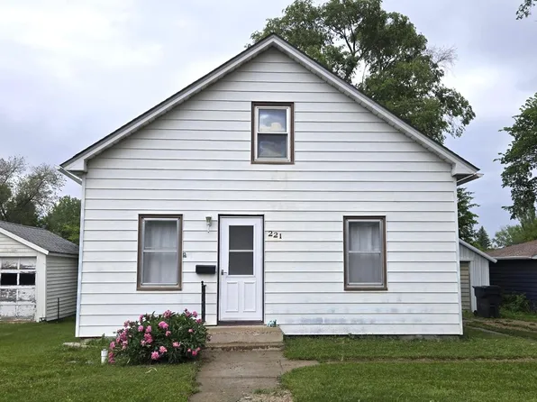 221 W 6th St, Miller, SD 57362