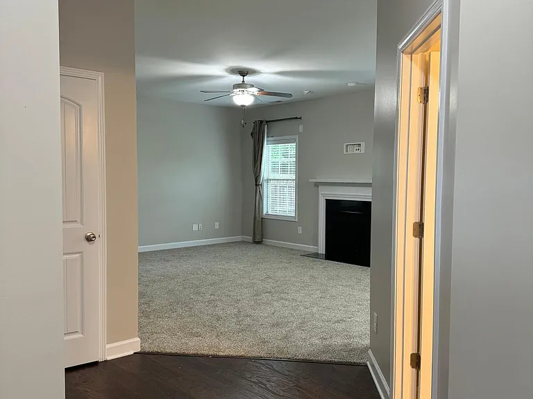203 Ashton Ct — Photo 4