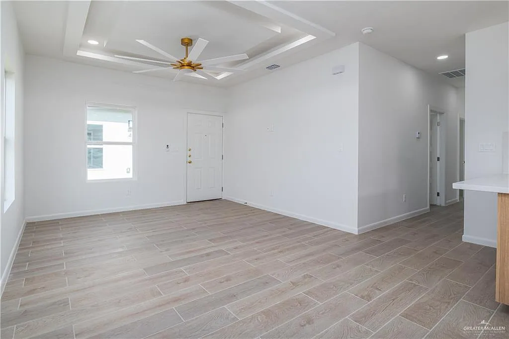 3 bed, 2.0 bath, 1000 sqft, $1,350 — Photo 3