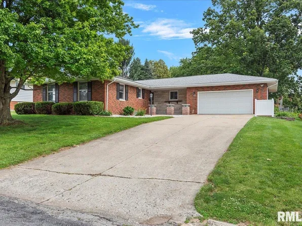 18 Terry Dr, Jacksonville, IL 62650