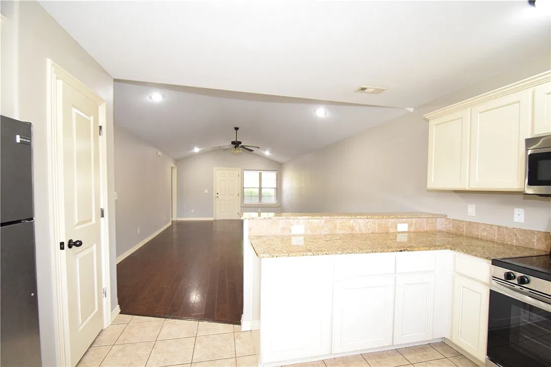 3 bed, 2.5 bath, 1623 sqft, $1,500 — Photo 4