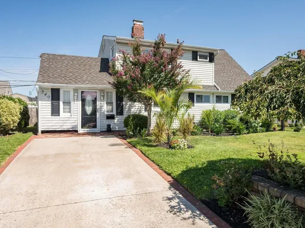 340 Twin Lane S, Wantagh, NY 11793