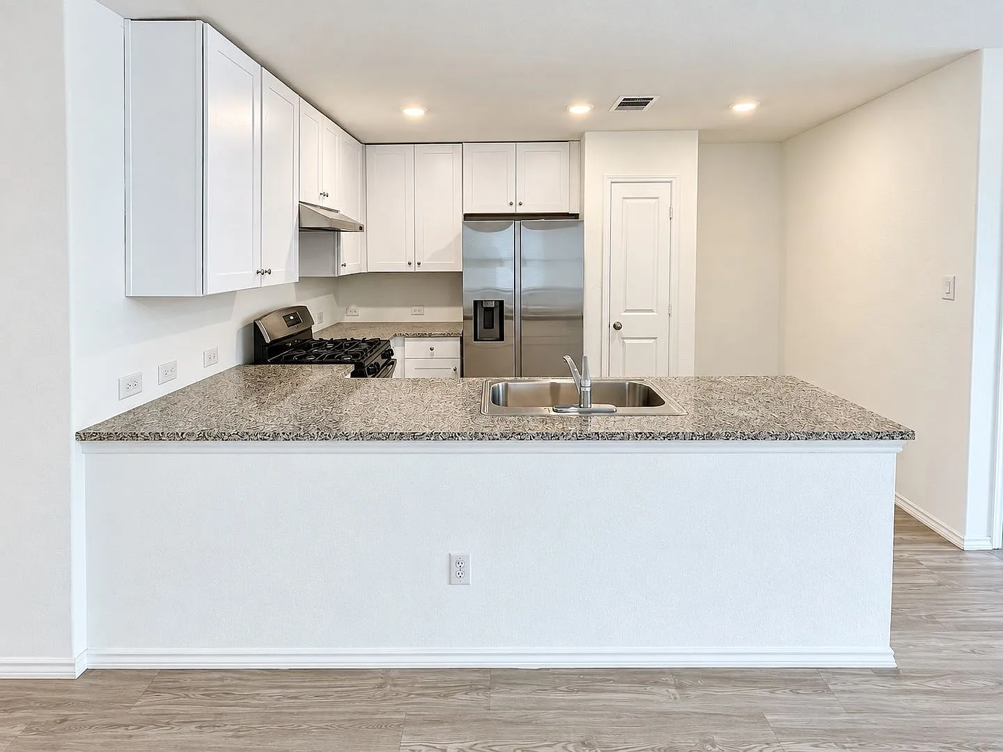 2823 Rosefinch — Photo 4