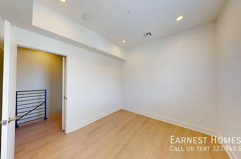 147 1/2 Roselake Ave — Photo 17