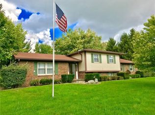 104 Lake View Dr, Greenfield, IN