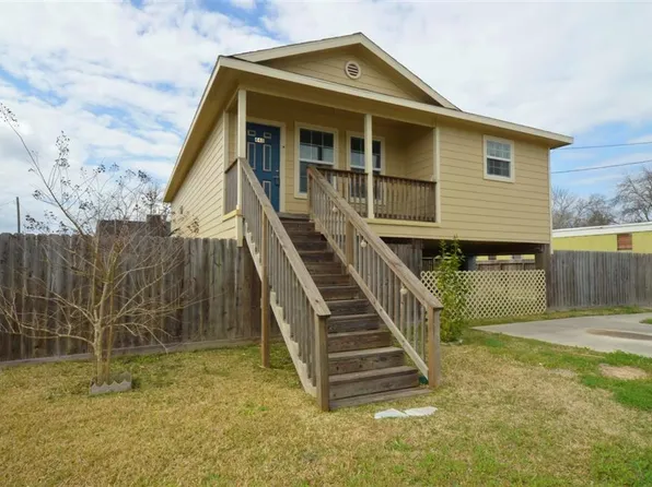 448 7th St, San Leon, TX 77539