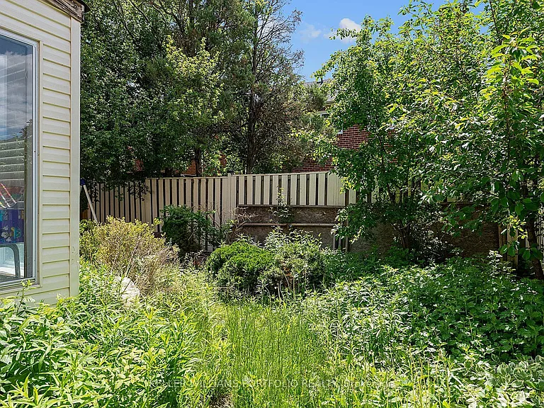 73 Jessica Gdns — Photo 49