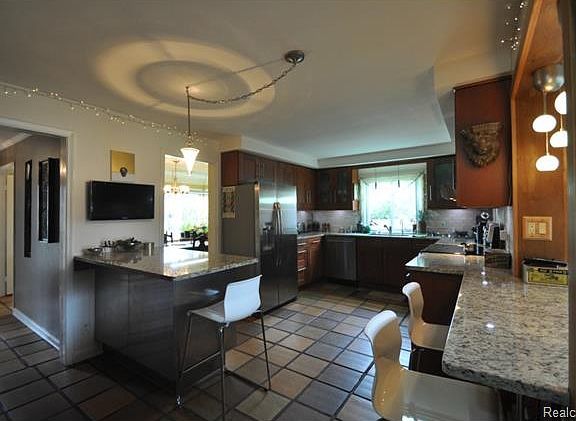 4th image of 30542 Puritan St
