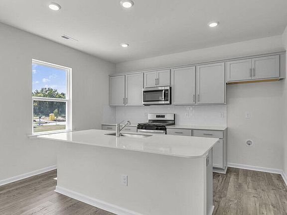 5th image of 52 Esther Ct