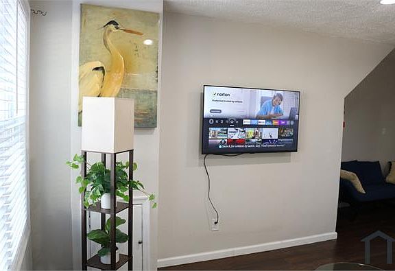 4th image of 2239 Chester St SE