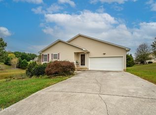 417 Little Cove Dr, Dandridge, TN 37725