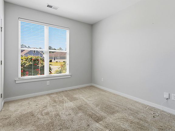 5th image of 140 Ridgecrest Rd