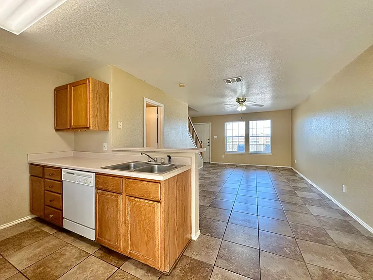 5910 Greengate — Photo 10